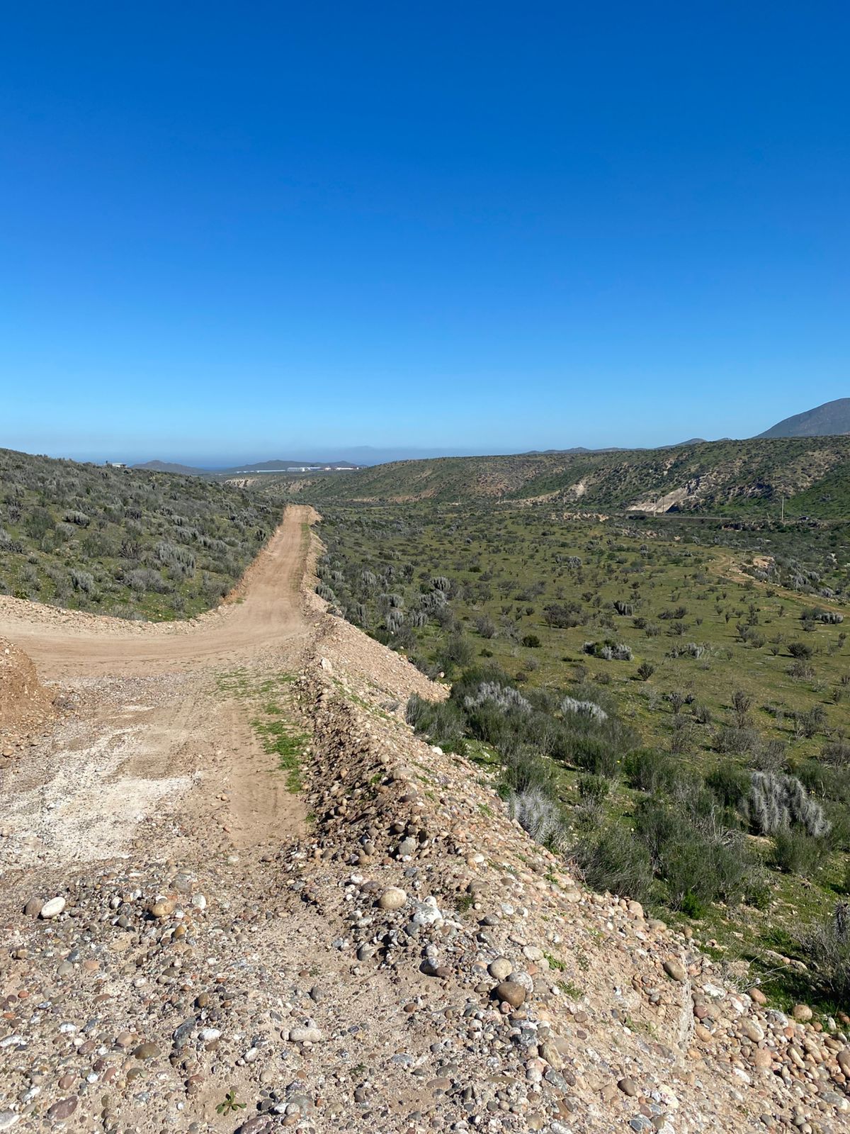 Camino interior con vistas al valle