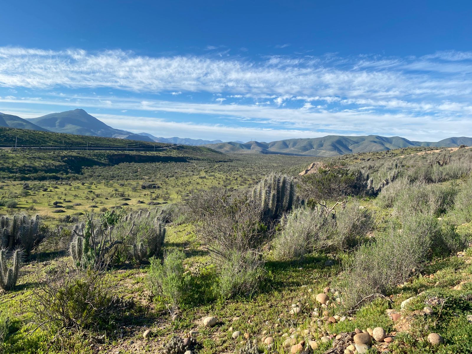Vista panorámica con montañas y cielo